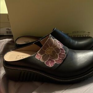 L'Artiste Black and Burgundy Mules with Decorative Detailing